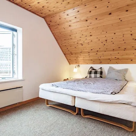 6 Person In Aeroskobing-by Traum *